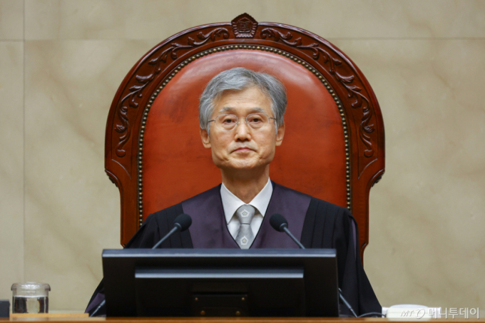 조희대 대법원장 경호 차량에 승용차 '쾅'…3명 경상, 대법원장은 무사