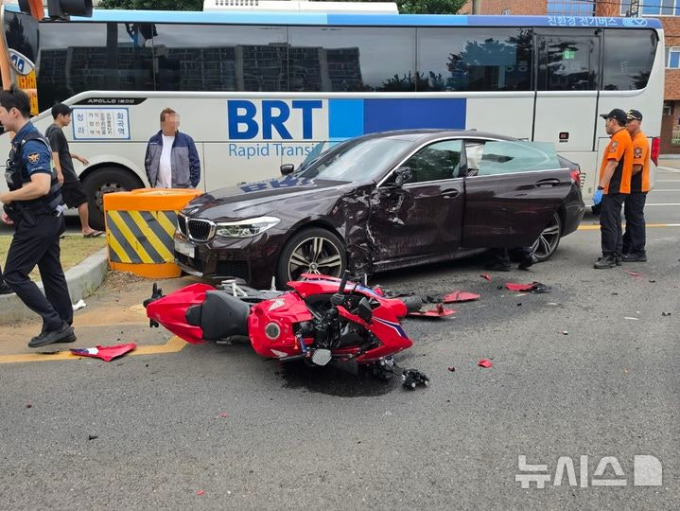 오토바이·BMW 女운전자끼리 '쾅'…헬멧 쓴 오토바이 운전자 사망