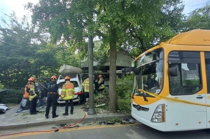 50대 女운전자, 출근길 인도로 돌진 30대 사망…'급발진' 주장
