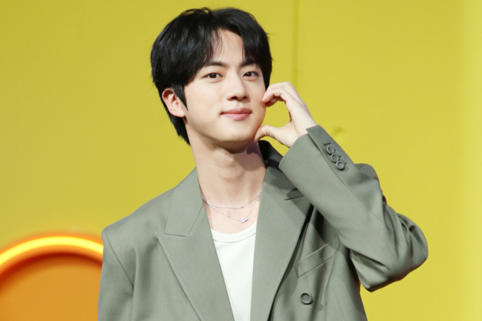 "살결 부드러워" BTS 진에 기습 입맞춤한 日여성, 첫 공판 불출석