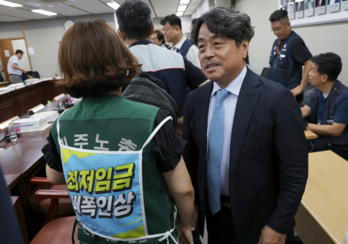 내년 최저임금 3.7% 오른 1만700원, 월 224만원…300만 근로자 영향