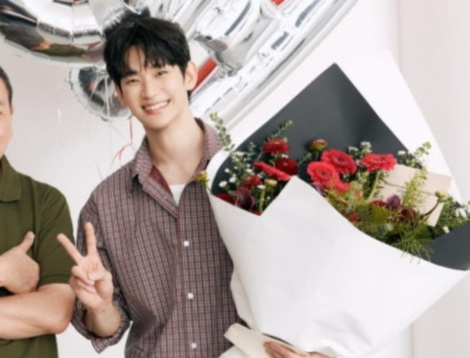 김수현, 1년4개월만 근황…꽃다발 들고 '활짝' "가족과 재회"