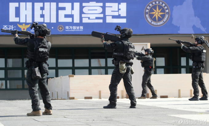 운항 항공기 빌려 실전처럼…경찰특공대, 인천공항서 테러진압 훈련
