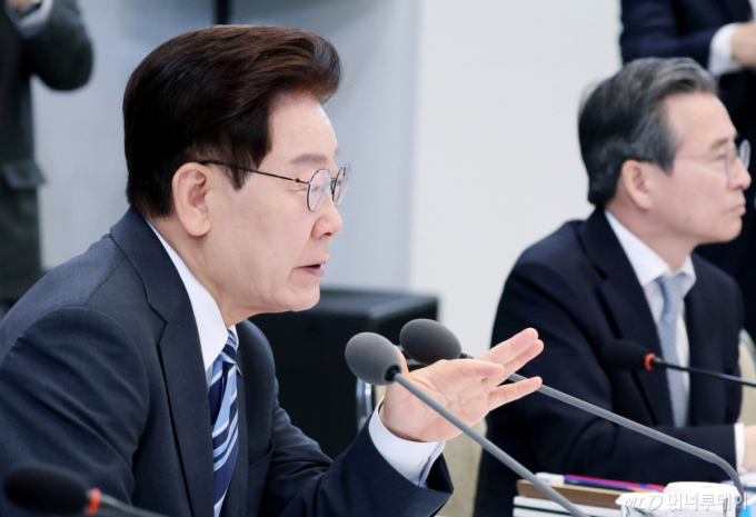 李대통령 "옆자리에 이성 앉히지 마라…마인드 자체가 인격모독" 질타
