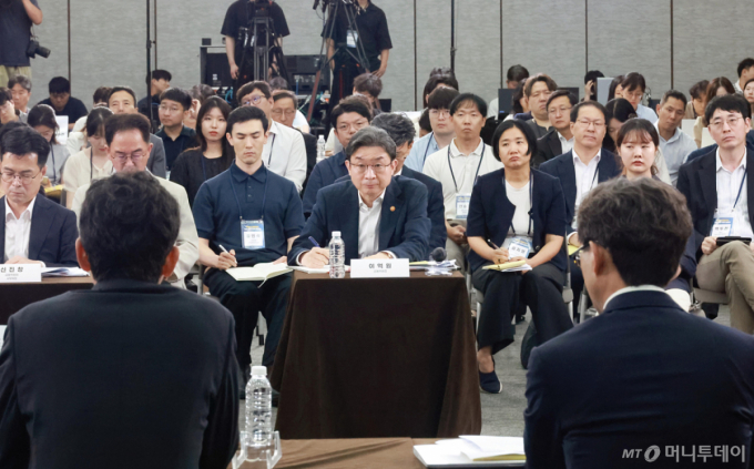 "청년 대출 완화, 급하다고 소금물 마시냐"…부동산 토론회 '격론'