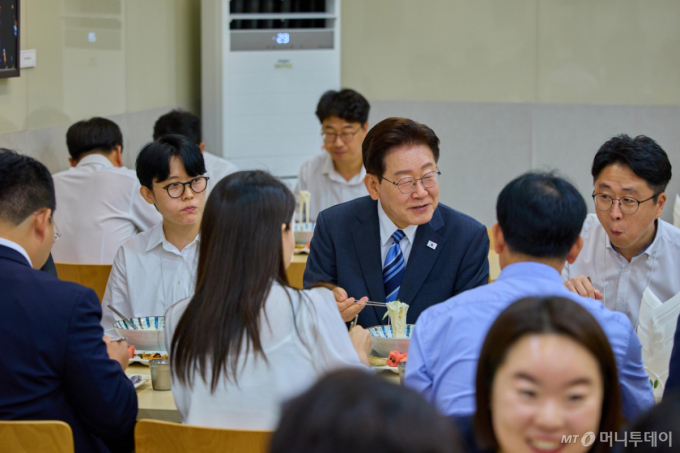 이재명 대통령, 초복에 靑 직원들과 격려 오찬…기자단과 '깜짝 티타임'