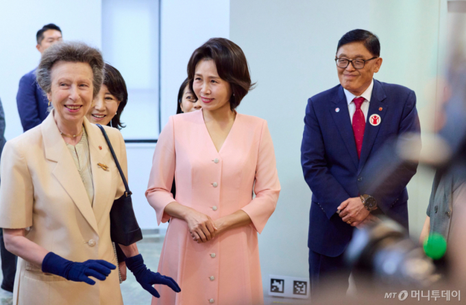 김혜경 여사, 英 공주와 나란히 세이브칠드런 찾아 "아동 보호 협력 다지는 계기 되길"