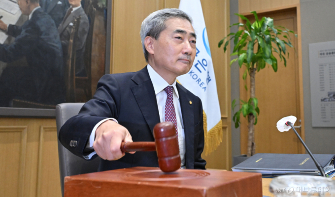 [속보]신현송 총재 "금리가 주가 좌우한단 평가 100% 동의 안해"