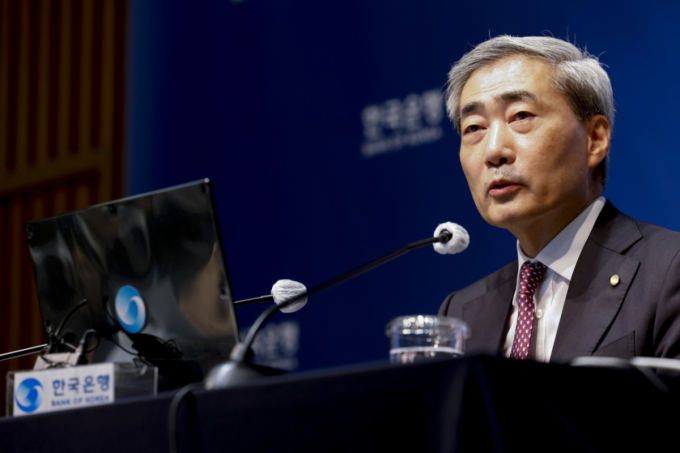 신현송 "물가안정 확신 때까지 대응…성장률 전망치, 2.6% 큰폭 상회"