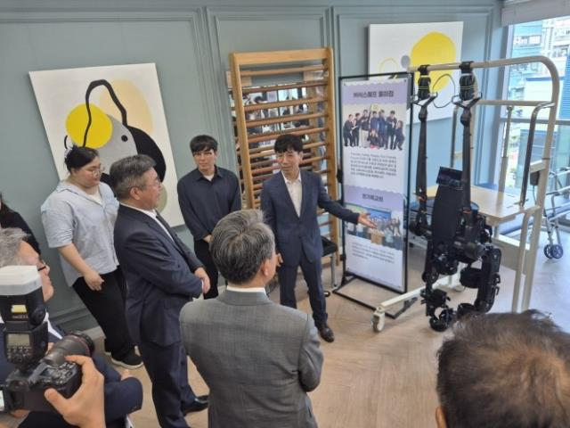 [더벨]코스모로보틱스, 대구에서 웨어러블 보행보조 로봇 공개