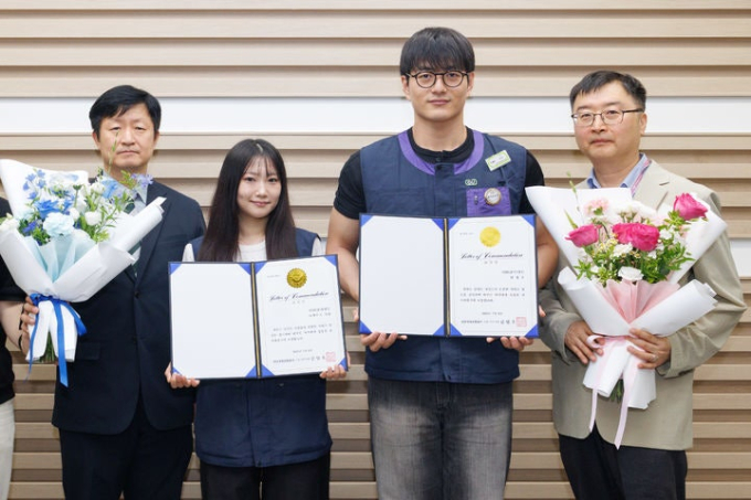 바닥 납작 엎드려..."한국인 친절" 이어폰 찾아준 편의점 근무자들 '포상'