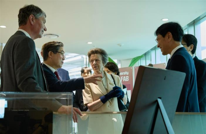 영국 앤 공주, 고려대 방문… 첨단 연구 둘러보고 한·영 교육협력 강화