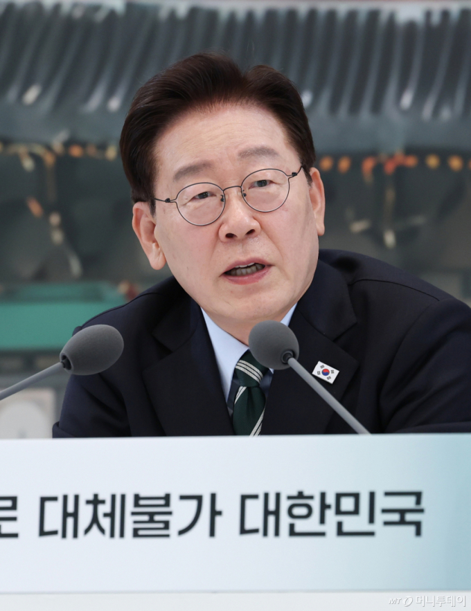 "철도 쏠림에 고속버스 위축"… 이 대통령, 교통체계 재검토 주문