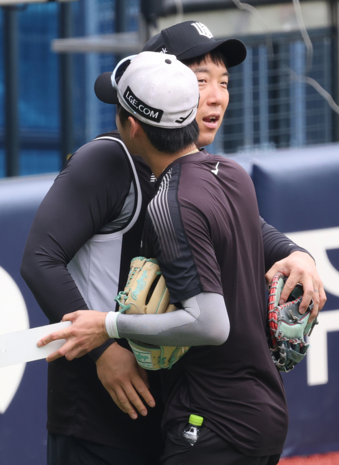 [포토] 김현수, 아무리 더워도 친청팀 후배와 포옹은 해야