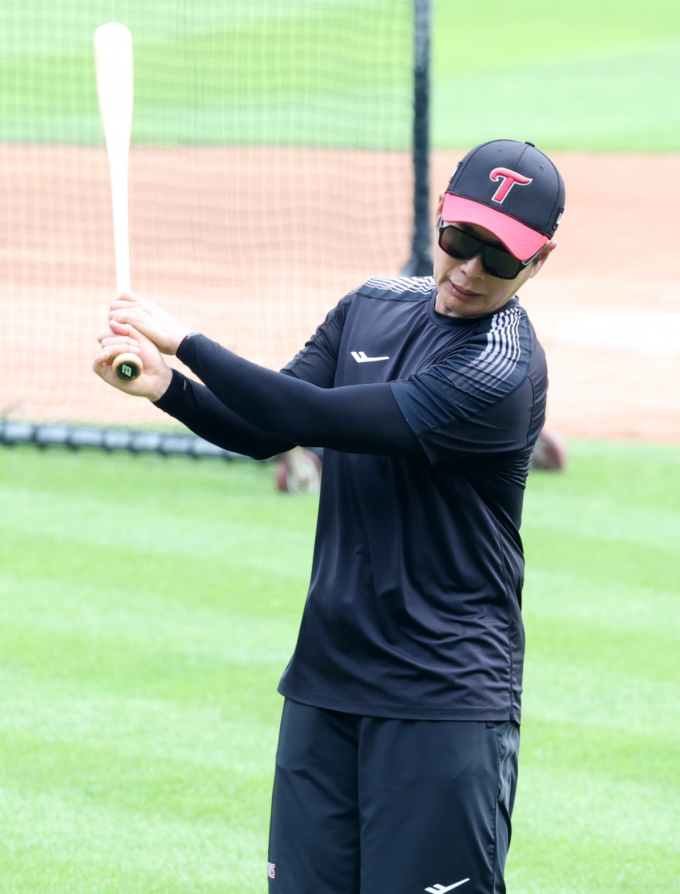 [포토] 송지만 '왕년에 이 자세로 연속 갈랐지'