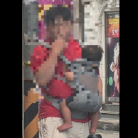 아기 안고 담배 '뻐끔' 길거리서 포착된 빨간티男…"아이는 뭔 죄"