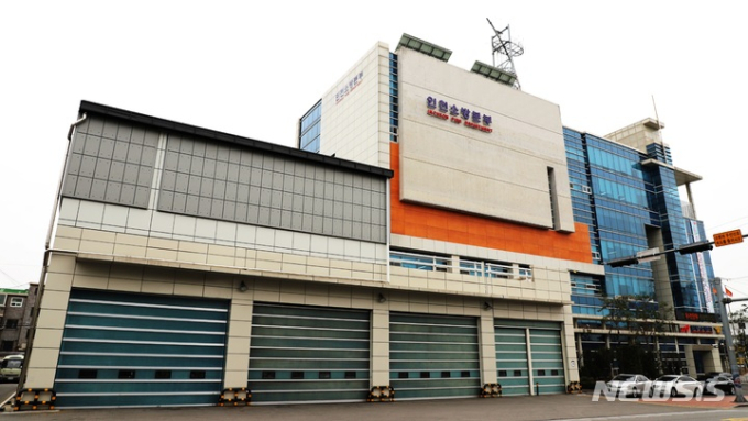 아래 있는 사람 못 봐서…인천서 60대 작업자 지게차에 깔려 사망
