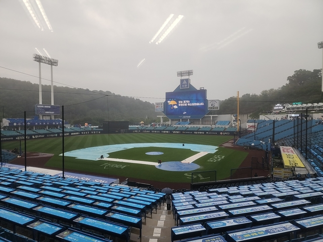 '오락가락 날씨' 대구 롯데-삼성전 끝내 우천 취소! 18일 선발 예정대로 페덱→롯데는 나균안 [대구 현장리뷰]