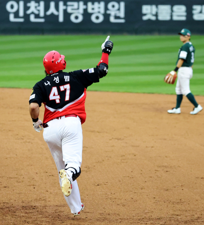 [포토]'3회초 역전3점홈런으로' 통산300홈런 달성한 나성범