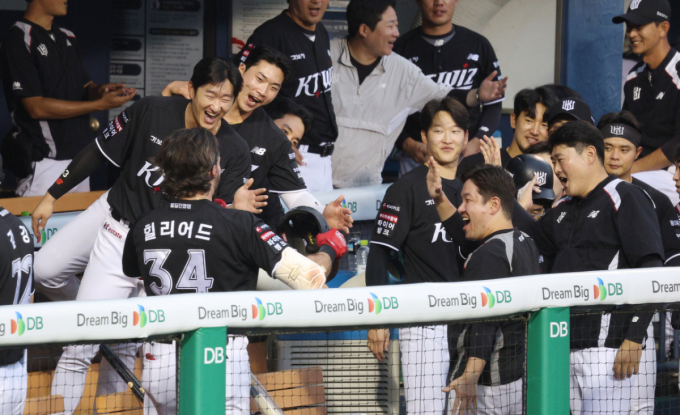 [포토] 힐리어드 '풍악을 멈추지 마시오'