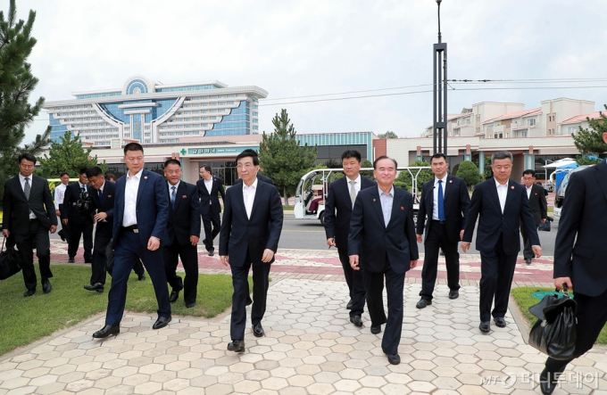 방북 中 대표단, 北 원산갈마지구 참관…"인민대중제일주의사상 구현"