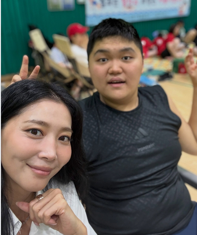 오윤아, 발달장애 아들 수영대회 응원 "하얗게 불태워…선생님들 감사"