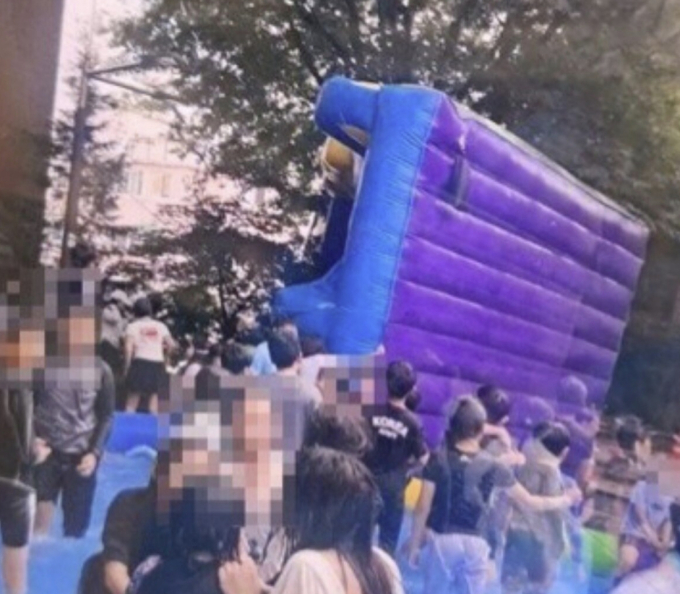 "꼭대기 있던 아이, 튕겨 나가"…물놀이터 에어바운스 쓰러져 5명 부상
