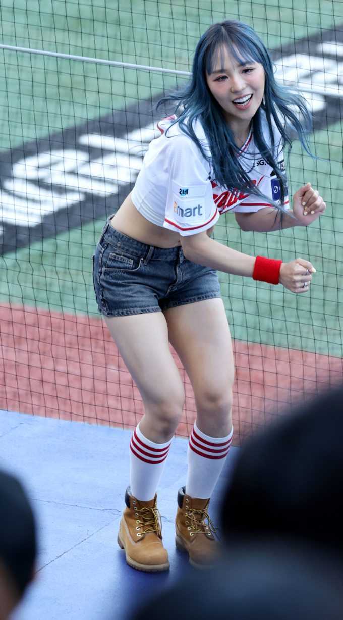[한번에SSG] '오늘은 랜더스 치어리더' 퀸즈아이 원채