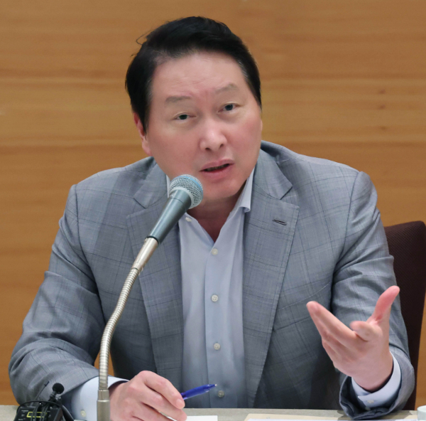 최태원 "AI반도체 수요, 내년 두배 '아비규환'…美에도 팹 지어야"