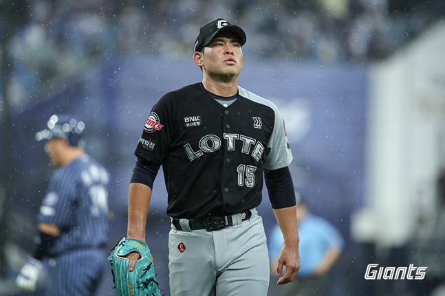'투구 중 통증 호소' 6회 강판된 롯데 김진욱, 양쪽 햄스트링 경련 증세"선수 보호 차원 교체" 천만다행!