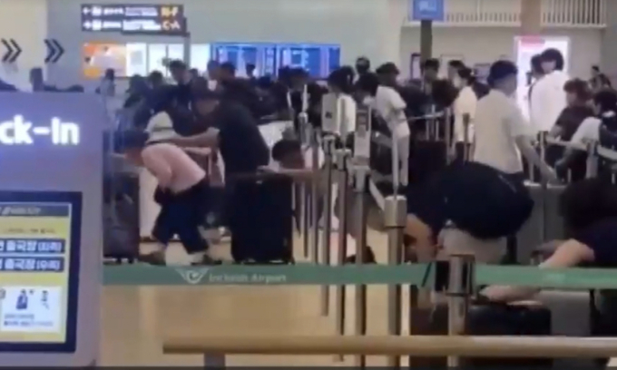 "차단선 뚫고 우르르 돌진" 중국인 '집단 새치기'...인천공항 아수라장
