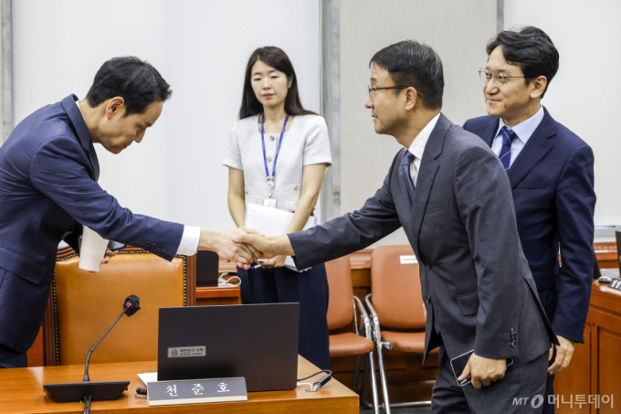 국회 운영위, 국힘 보이콧 속 전체회의…與 천준호 간사 선임