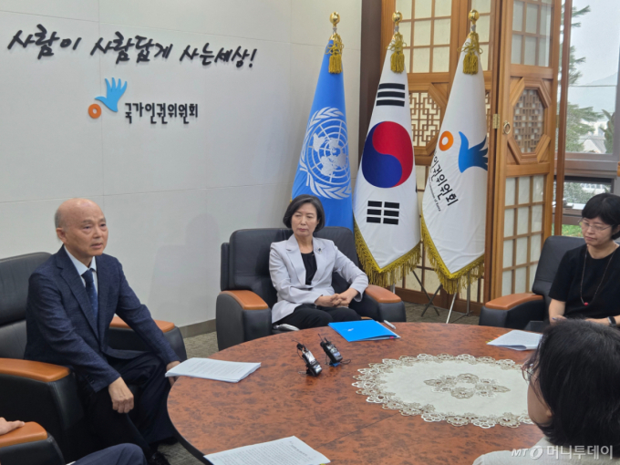 인권위원 6명, 위원장에 항의 방문…"尹 방어권 폐기안 상정거부 규탄"