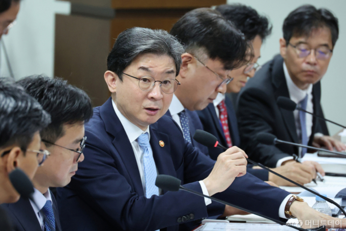 [단독]금융지주 회장 3연임 법으로 막는다..지배구조 개선안 22일 발표