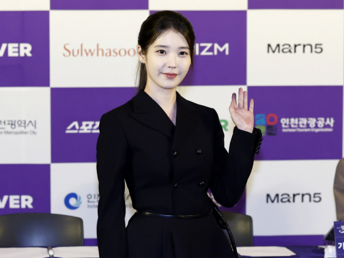 아이유, 귀 건강 악화로 콘서트·컴백 연기…팬들에 "정말 미안"