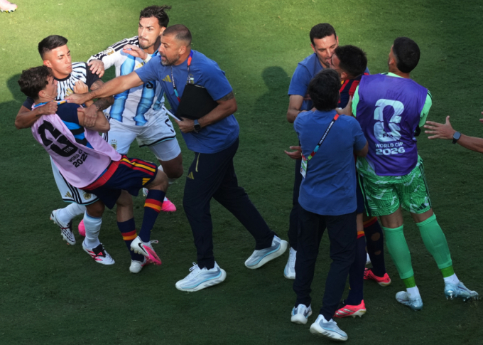 월드컵 결승 직후 주먹질 등 난투극 '추태'... 아르헨티나 결국 'FIFA 중징계' 위기