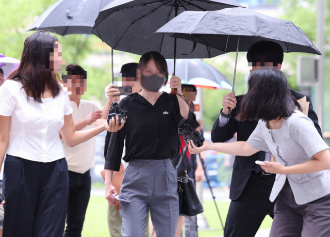 '구속 기로' 올다르크, 태극기·성조기 달고 법원 출석...질문엔 '묵묵부답'