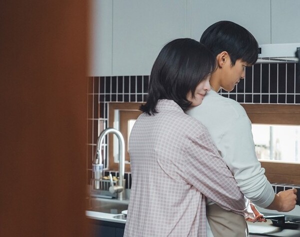 '내일도 출근!' 서인국-박지현, 심장박동수 높이는 모닝 백허그