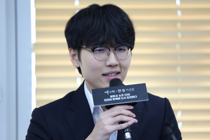 신진서, AI 카타고 2연승 제압…10년 만에 인간 바둑 '설욕'