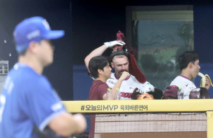 [포토] '5회말 호투하던 최원태 강판시킨' 투런홈런 주인공 데이비슨