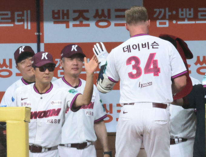 [포토] '설종진 감독 축하' 투런홈런 주인공 데이비슨