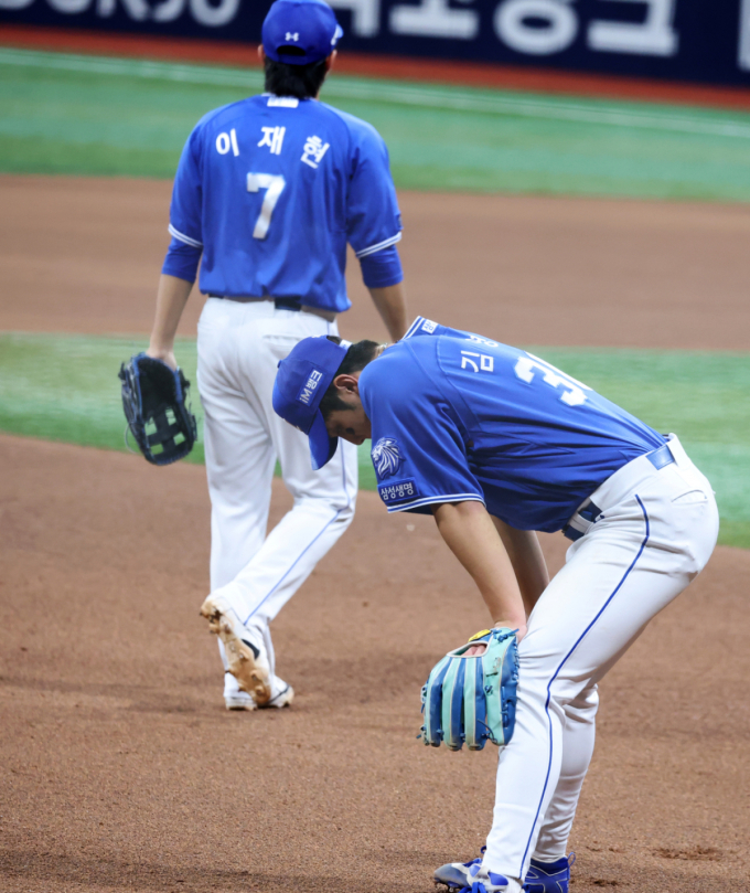 [포토] '7회말 실책으로 동점 허용한' 삼성 김영웅
