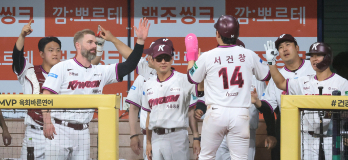 [포토] '7회말 실책으로 동점 득점한' 서건창