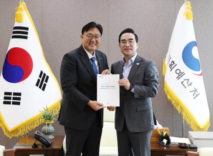 시·도지사 만난 박홍근 장관 "지역, 새로운 성장거점으로 키워야"