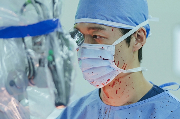 '결혼의 완성' 남궁민, 피범벅 수술...이상희 살릴까??