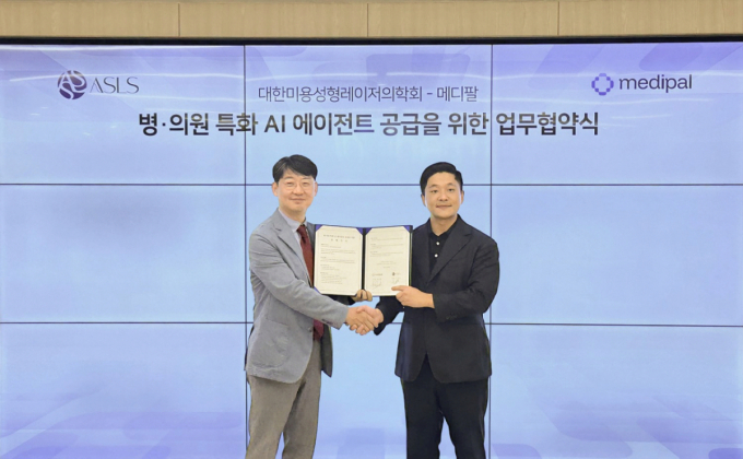 왼쪽부터 이민호 대한미용성형레이저의학회 회장, 강종일 메디팔 대표/사진제공=메디팥