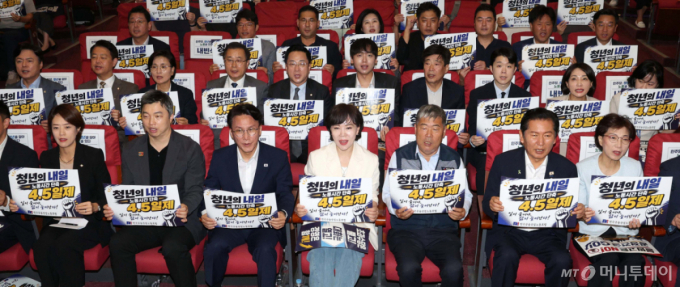 '꼰대 탈출' 與당권주자들, 청년 노동자 만나 "주 4.5일제 실현"