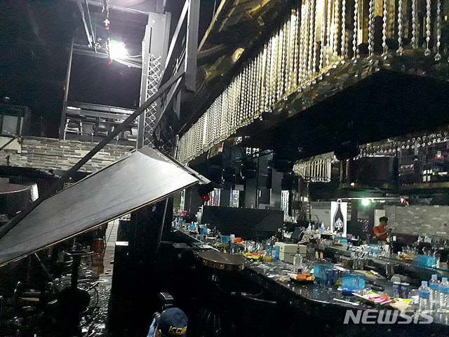 "천장서 사람들 와르르 떨어져"...'34명 사상' 클럽 붕괴 참사[뉴스속오늘]