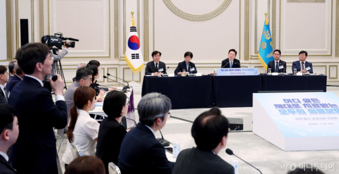 신생아 의사 8분 호소...이 대통령 "할 말씀 많았나 보다" 끝까지 경청