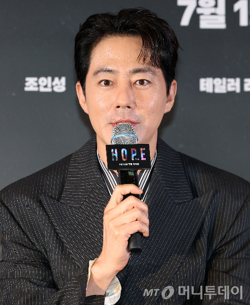 조인성 "반짝반짝한 눈에 아줌마가 어딨나"…팬서비스 화제